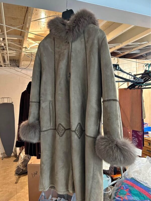 Women's Shearling Coat in size 14-16. - Image 4